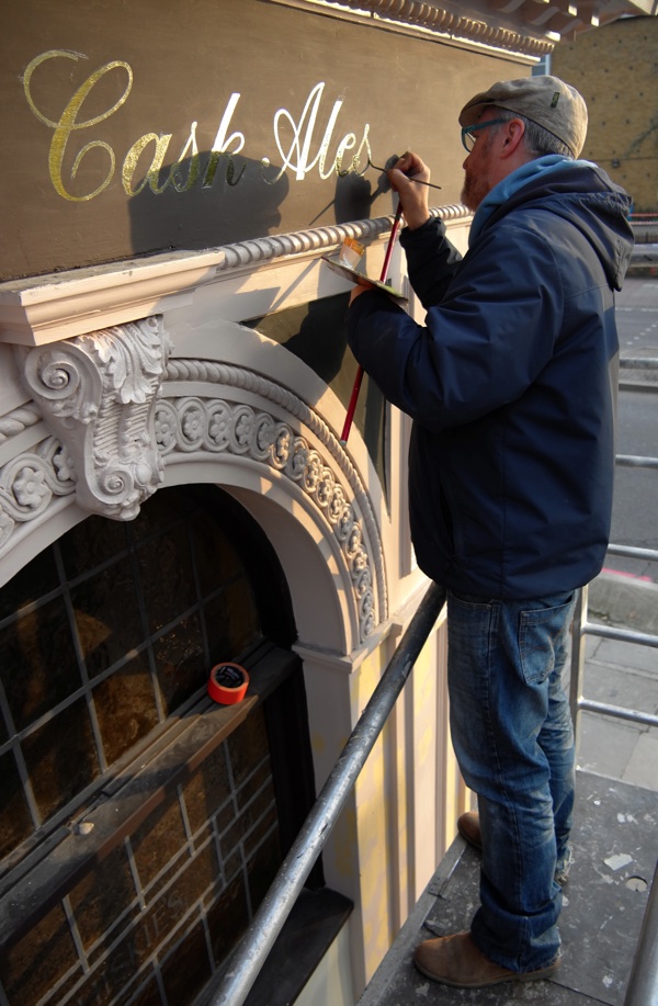 Signwriter Nick Garrett at the George Stepney London 003