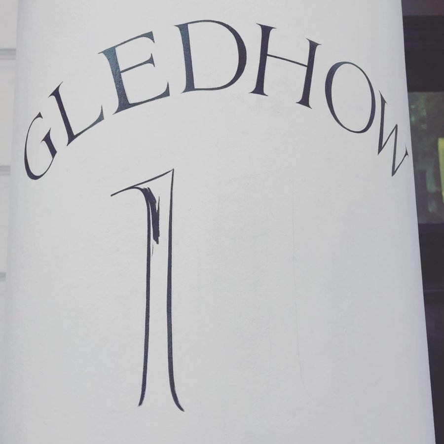 Sign written manor house names, Richmond, Stud House Hampton Court, London Traditional sign wrting in gold leaf. Notting hill numeral painting, 