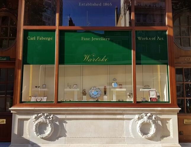 Wartski glass gilding, Renowned for Fine Signwriting, Transom House Numbers gilding. Traditional Numerals for all London inc Dulwich, Clapham, Chelsea. Crystal Palace, 51.41204871344451, -0.09139270843548579, 51.49456765499576, 51.42829336756655, -0.08495540681783083, -0.17415278042634838 Chelsea, Fulham road, Kings Road, Walton Street, Traditional signwriting gold leaf lettering by Nick Garrett London Signwriter 3