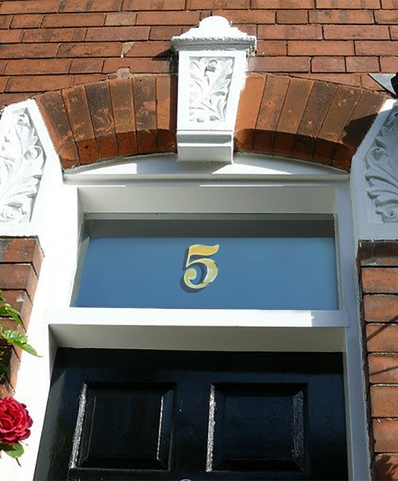 The number 5 painted on glass in gilded gold leaf. NGS Painted House numbers names Traditional sign writers of London NGS Dulwich Margate Chelsea signwriters