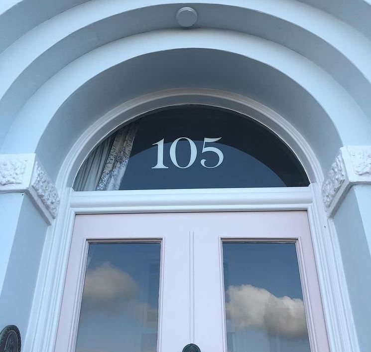 Renowned for Fine Signwriting, Transom House Numbers gilding. Traditional Numerals for all London inc Dulwich, Clapham, Chelsea. Crystal Palace, 51.41204871344451, -0.09139270843548579, 51.49456765499576, 51.42829336756655, -0.08495540681783083, -0.17415278042634838 Chelsea, Fulham road, Kings Road, Walton Street,