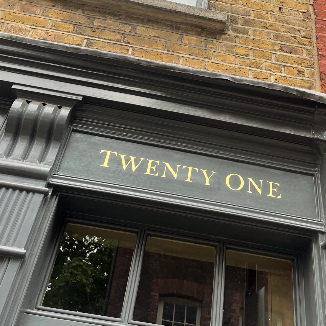 Renowned for Fine Signwriting, Transom House Numbers gilding. Traditional Numerals for all London inc Dulwich, Clapham, Chelsea. Crystal Palace, 51.41204871344451, -0.09139270843548579, 51.49456765499576, 51.42829336756655, -0.08495540681783083, -0.17415278042634838 Chelsea, Fulham road, Kings Road, Walton Street,