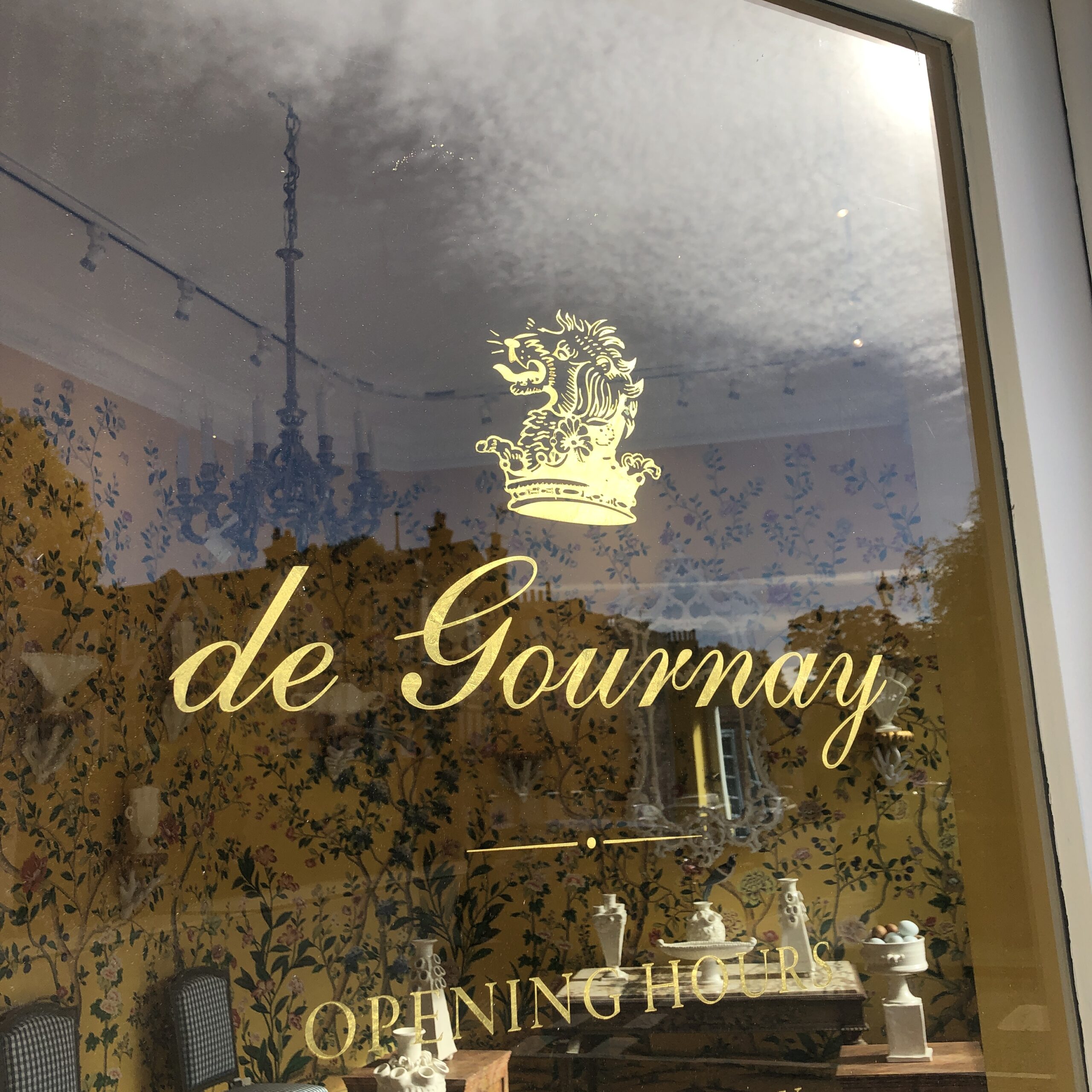 Gold Shop Window, glass gilding, Letters, signage, signs, De Gournay, Chelsea Shop , Chelsea London gilded lettering artists sign writers NGS, 51.49456765499576, -0.17415278042634838, Chelsea, Fulham road Signwriter, 51.513286138657314, -0.13605138048658413 painted shop signs Soho 51.52381789141246, -0.0772289866369295, Notting hill, Shoreditch signs, City of London, Seraina, Nick Garrett signage, De Gournay glass gilding Chelsea London gilded lettering artists sign writers NGS