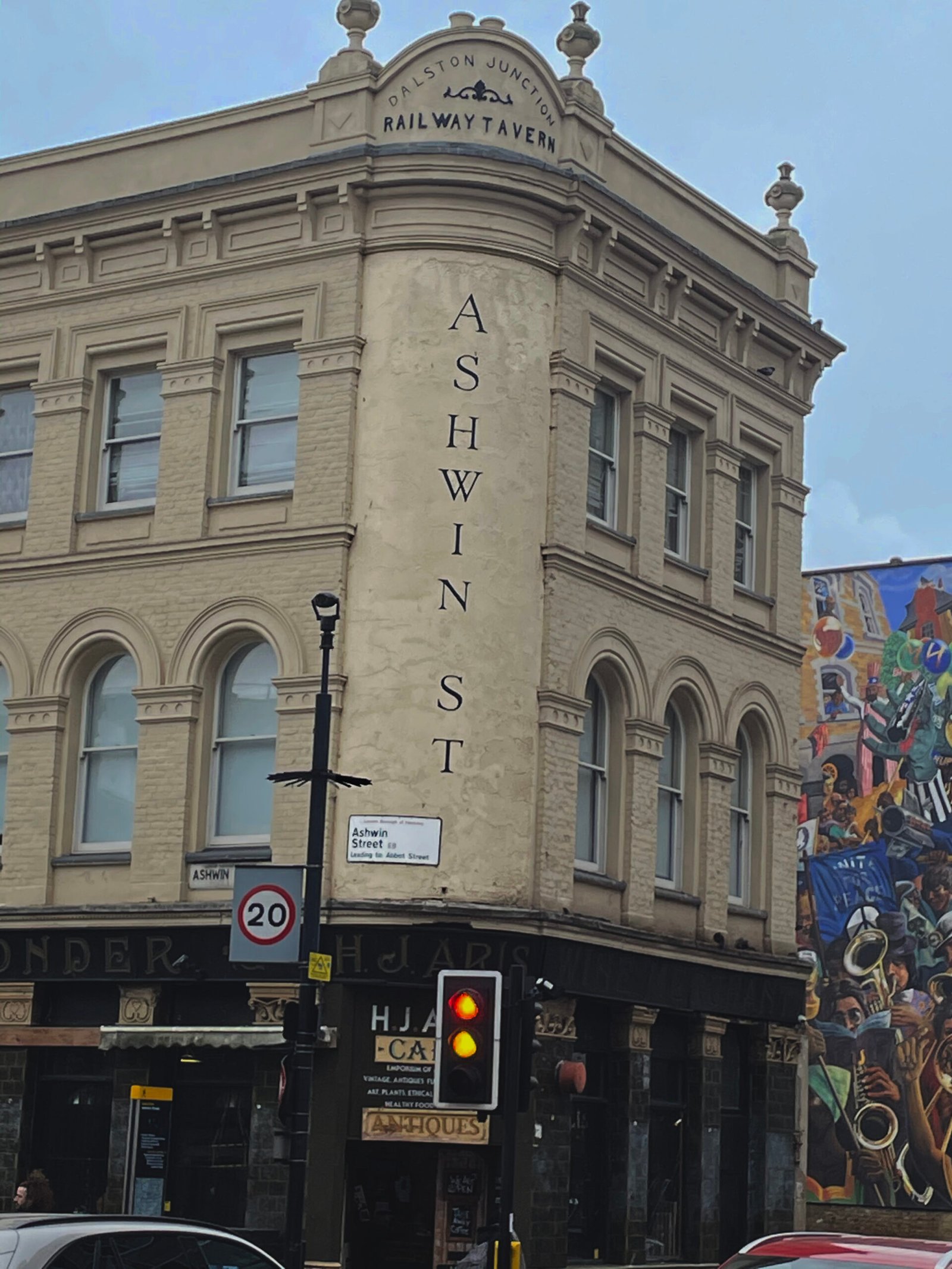 lONDON TRADITIONAL SIGN WRITING ASHWIN-ST-BY-ngs-SIGNWRITING