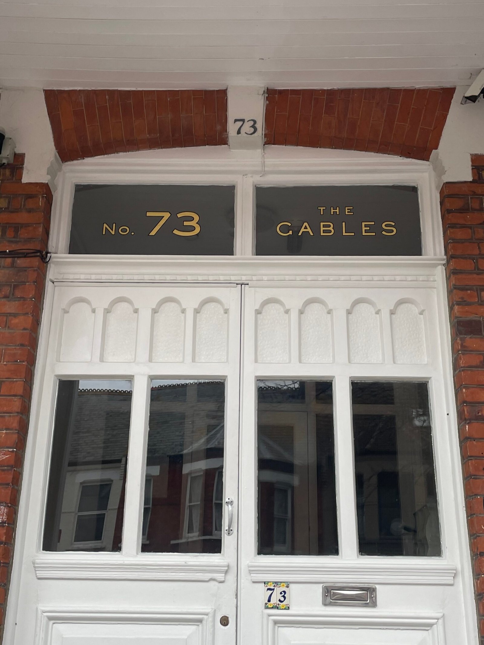 Caslon Type by NGS London, The-Gables-Margate-fanlight-NGS-sign-Gilding-on-Glass