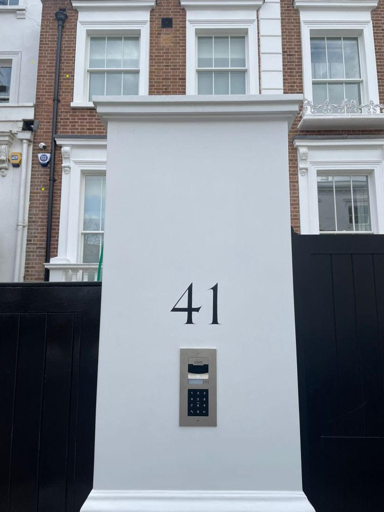 House numbers sign writing, hand-painted Knightsbridge, Notting Hill, Fitzrovia, Mayfair, Dulwich, Clapham, Chelsea by NGS hand painted Victoria House titles numerals.