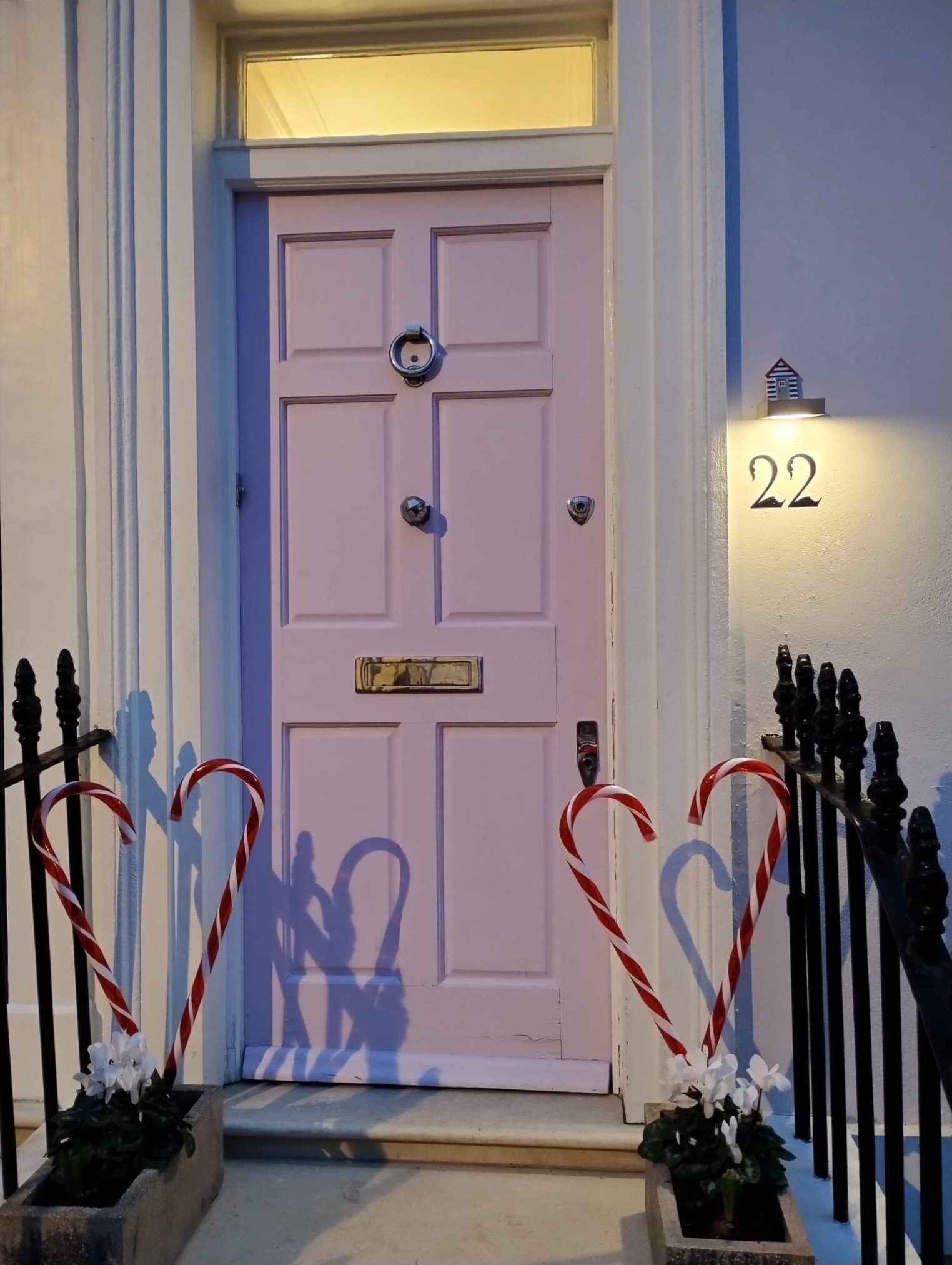 Traditional Sign Writer NGS London. Swan 22 in chelsea numbers for houses. NGS