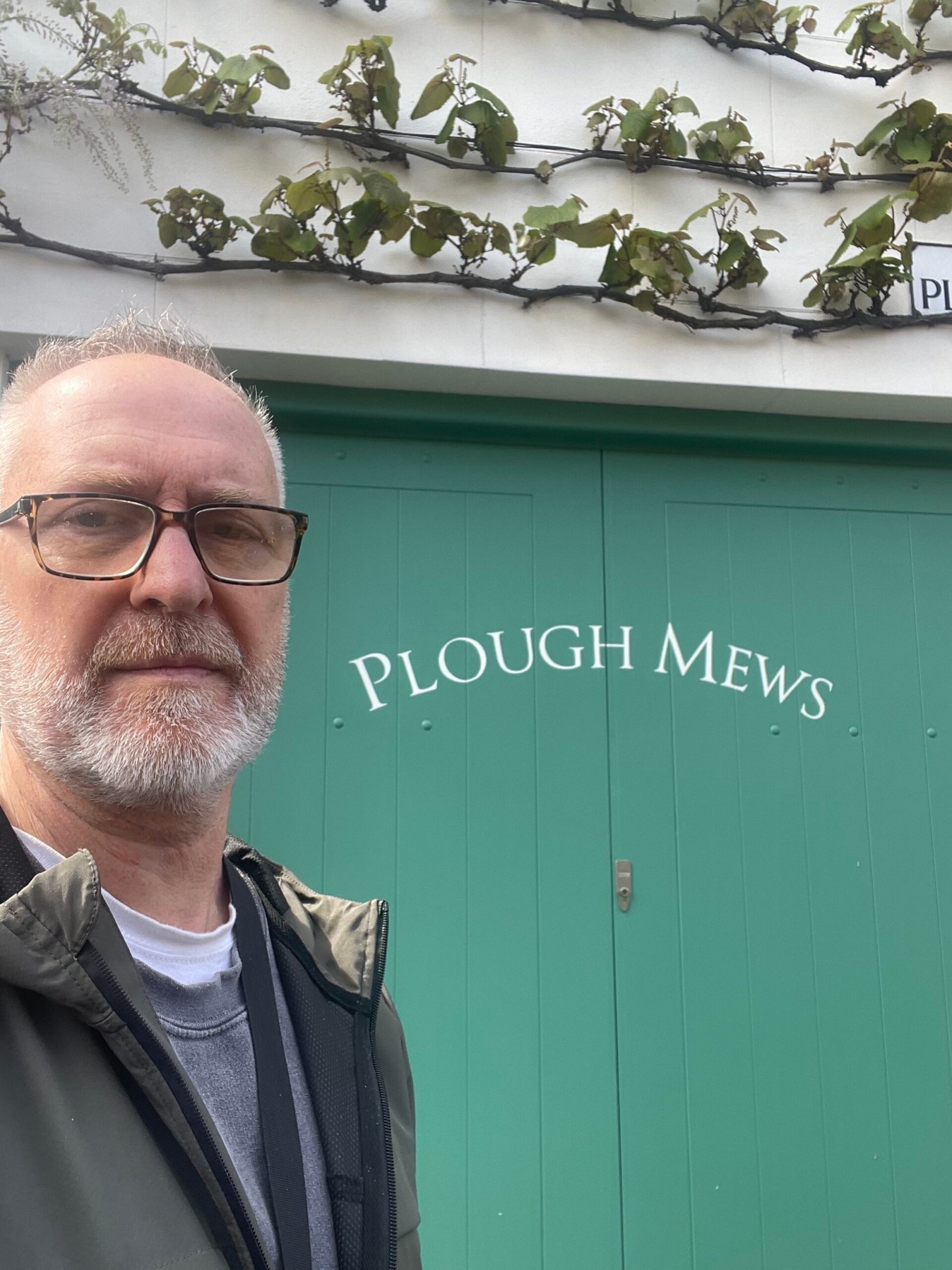 Traditional sign writing, Trajan pro lettering specialist, Hand Painted Victorian House numbering. Traditional sign writing, Gold leaf Gilding shop signs, Hand Painted Vic House numbering.