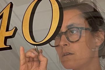 Hand painted Gold Transom Fanlight Seraina Signs. House numbers hand painted, House numbers sign painted by NGS, hand painted Victoria House titles numerals.