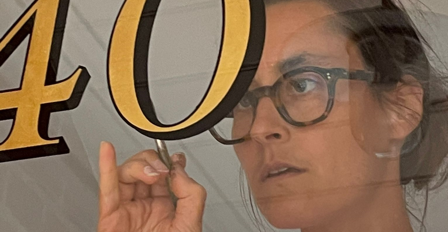 Hand painted Gold Transom Fanlight Seraina Signs. House numbers hand painted, House numbers sign painted by NGS, hand painted Victoria House titles numerals.