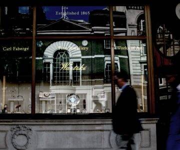 Wartski-glass-gilding-Traditional-signwriting-gold-leaf-lettering-by-Nick-Garrett-London-Signwriter-1-1, sign painter, signwriter, London sign writer, Lettering artist, Brand design, Typographic designer, Font design, Gotham, House Industries, Better Letters, Mike Meyer, David Smith glass gilder, 1shot enamel, Handover, Hand painted, IOAFS, bespoke signs, Joby Carter, Seraina Baumgartner, Signwriters London, Nick Garrett Signwriting London, Painted house numbers, House numbers, Glass gold, Glass gilding, Gold leaf, Signwriters London, NGS Signwriting London, Signwriting courses London, Signwriting classes, Signwriting near me Margate Kent, Shop Signs, Shop Signs,cafe Signs, pub Signs, hand painted lettering Numerals, Signwriting Jack, custom-logo,