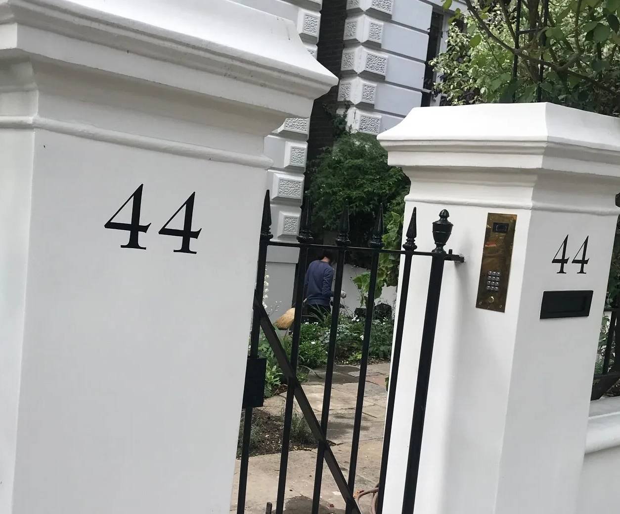 44 Square gate post, Nash Roman Numerals, Notting hill NGS
