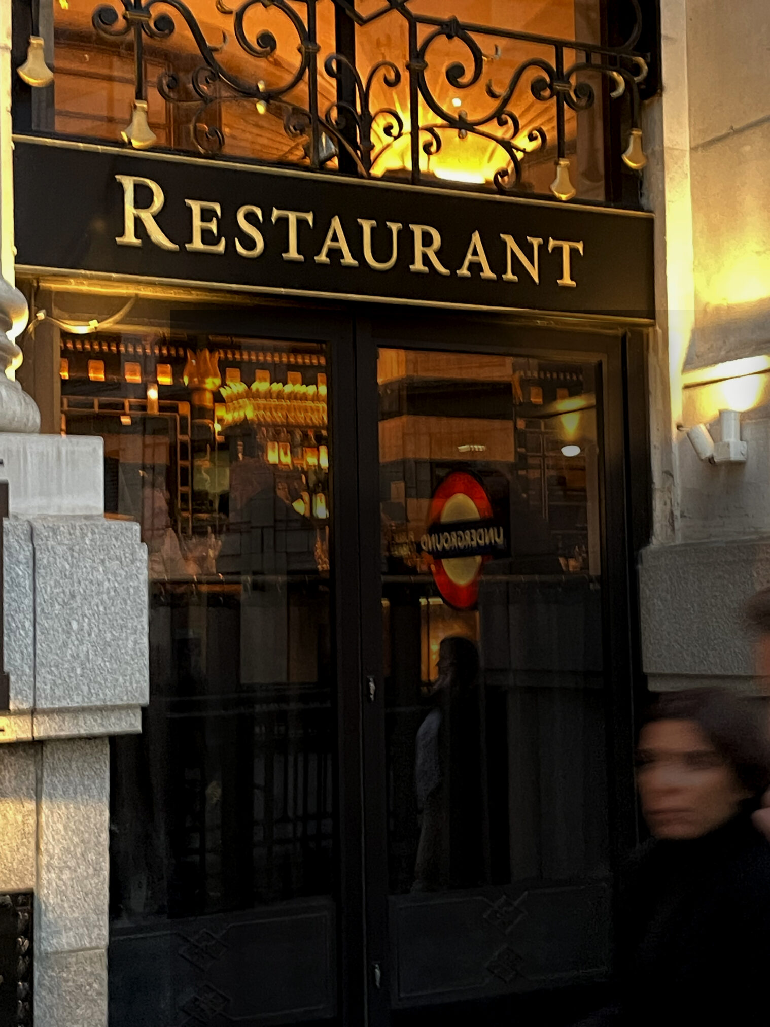 London traditional Bar sign writer, NICK GARRETT, Sign writing specialist. Gold leaf, Hand painted, shop signs.