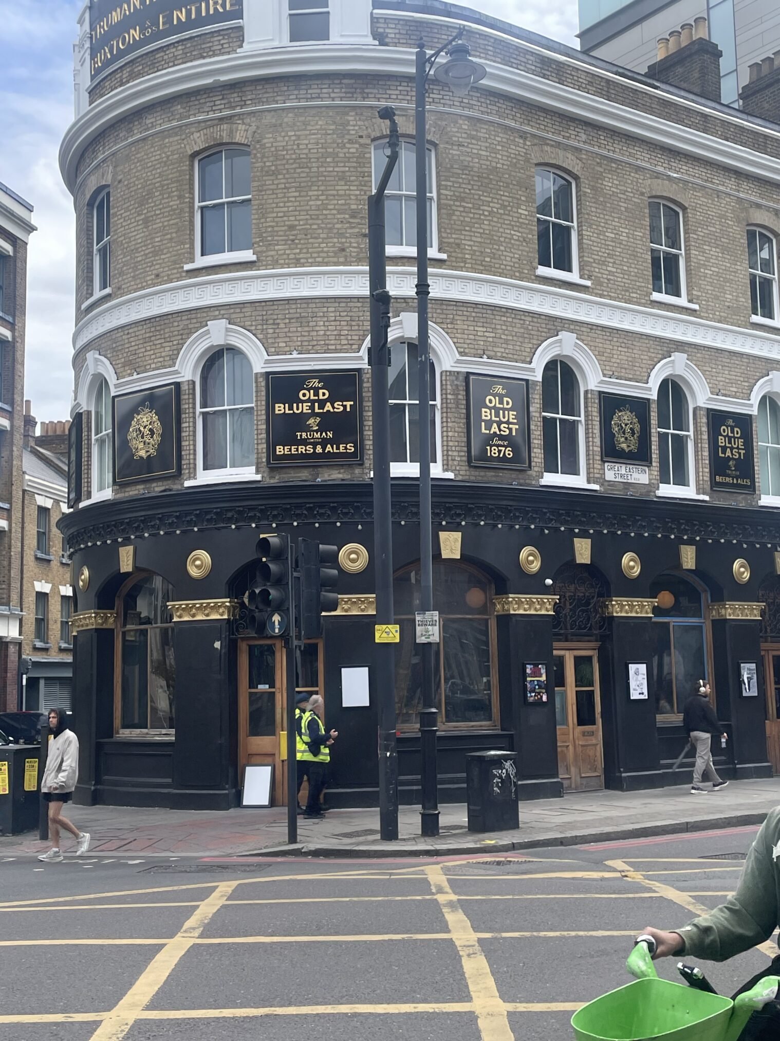 https://nickgarrettsignwriter.com/Old-Blue-last-sign-NGS-London.jpg